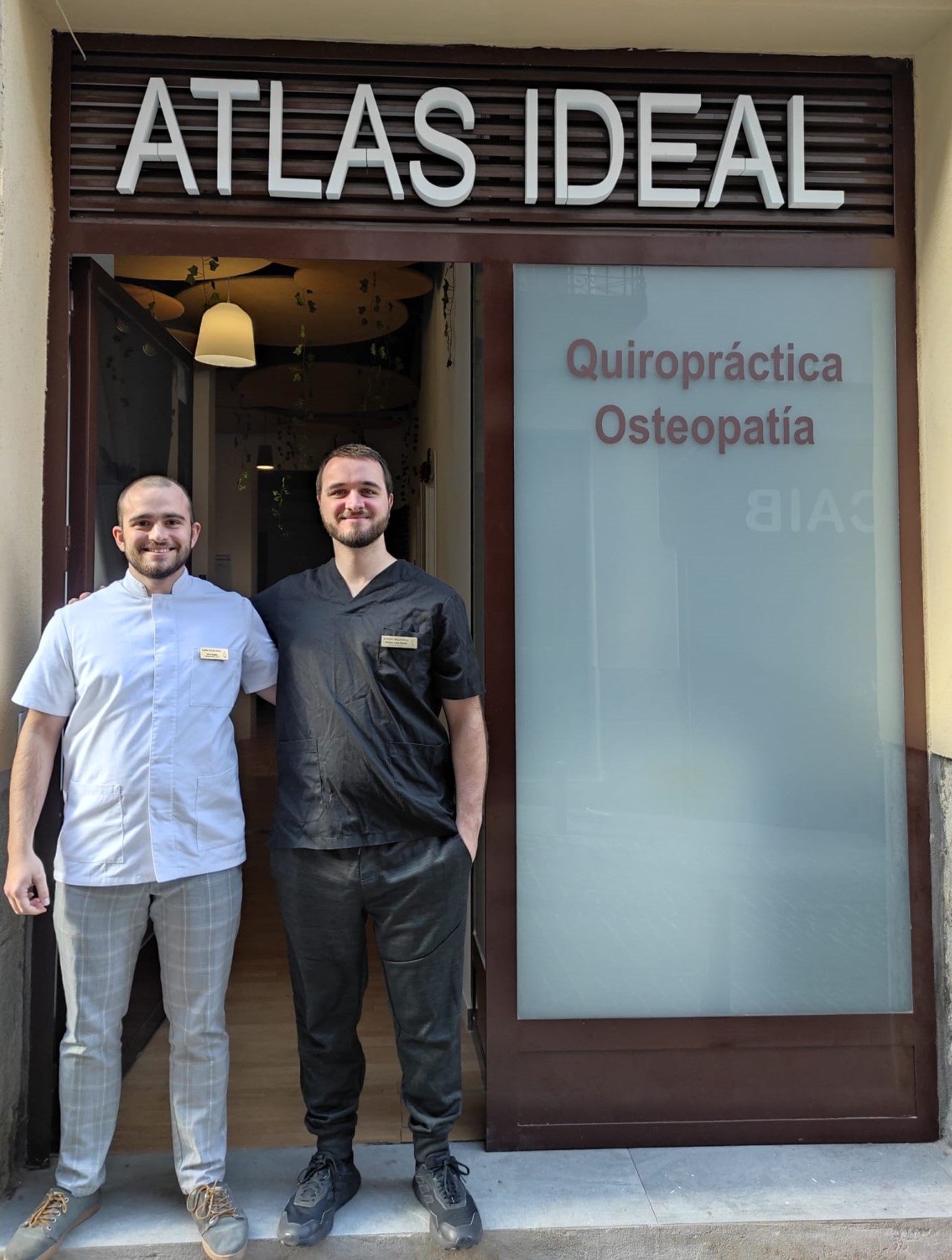 Philippe y Eliot, quiropracticos del Centro ATLAS IDEAL posando frente el consultorio