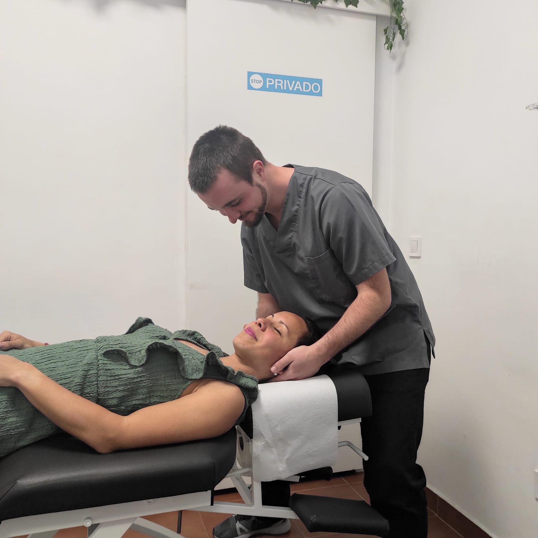 Philippe, quiropractico, descontracturando los trapecios de una asistente