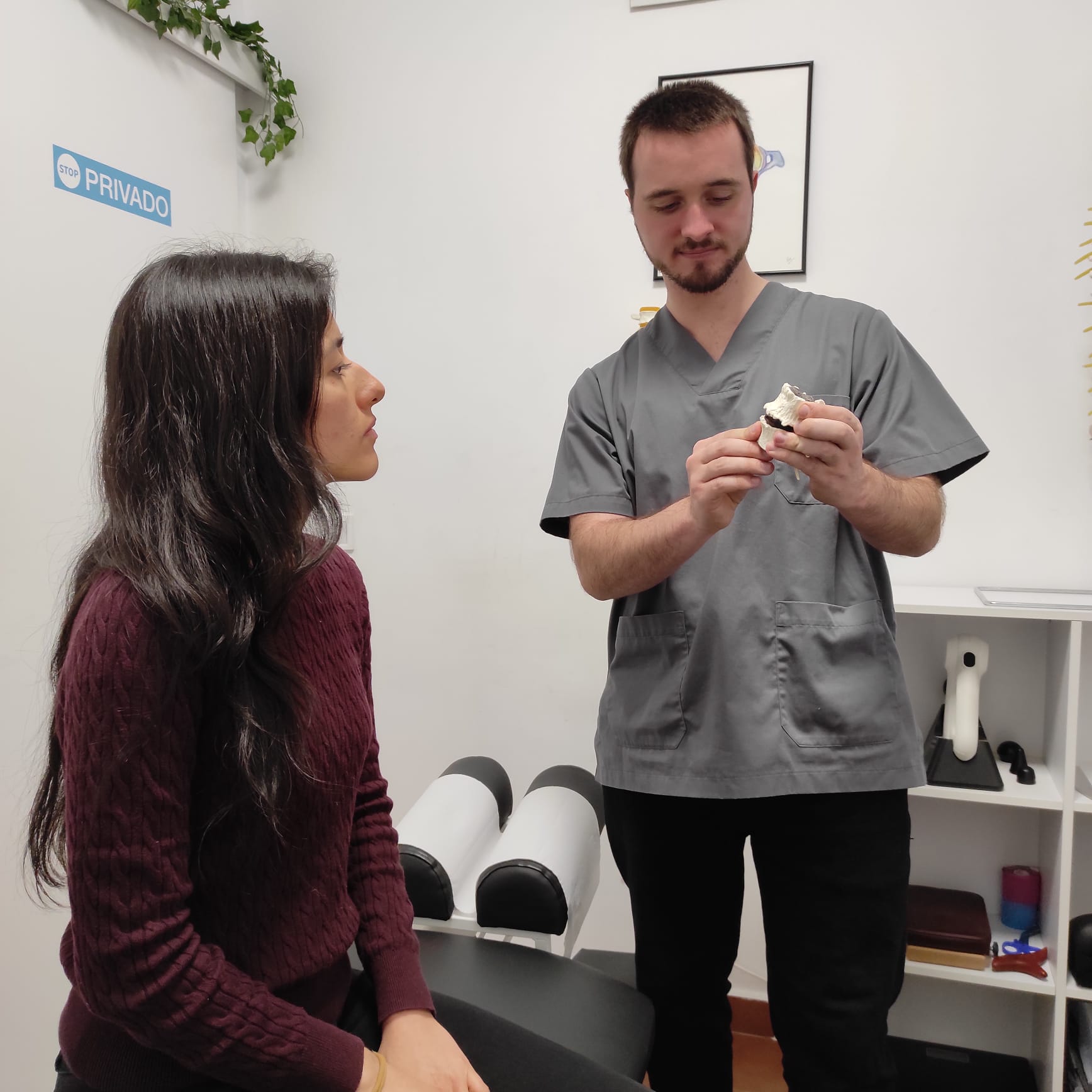 Philippe, quiropractico, mostando una vertebra a una asistente