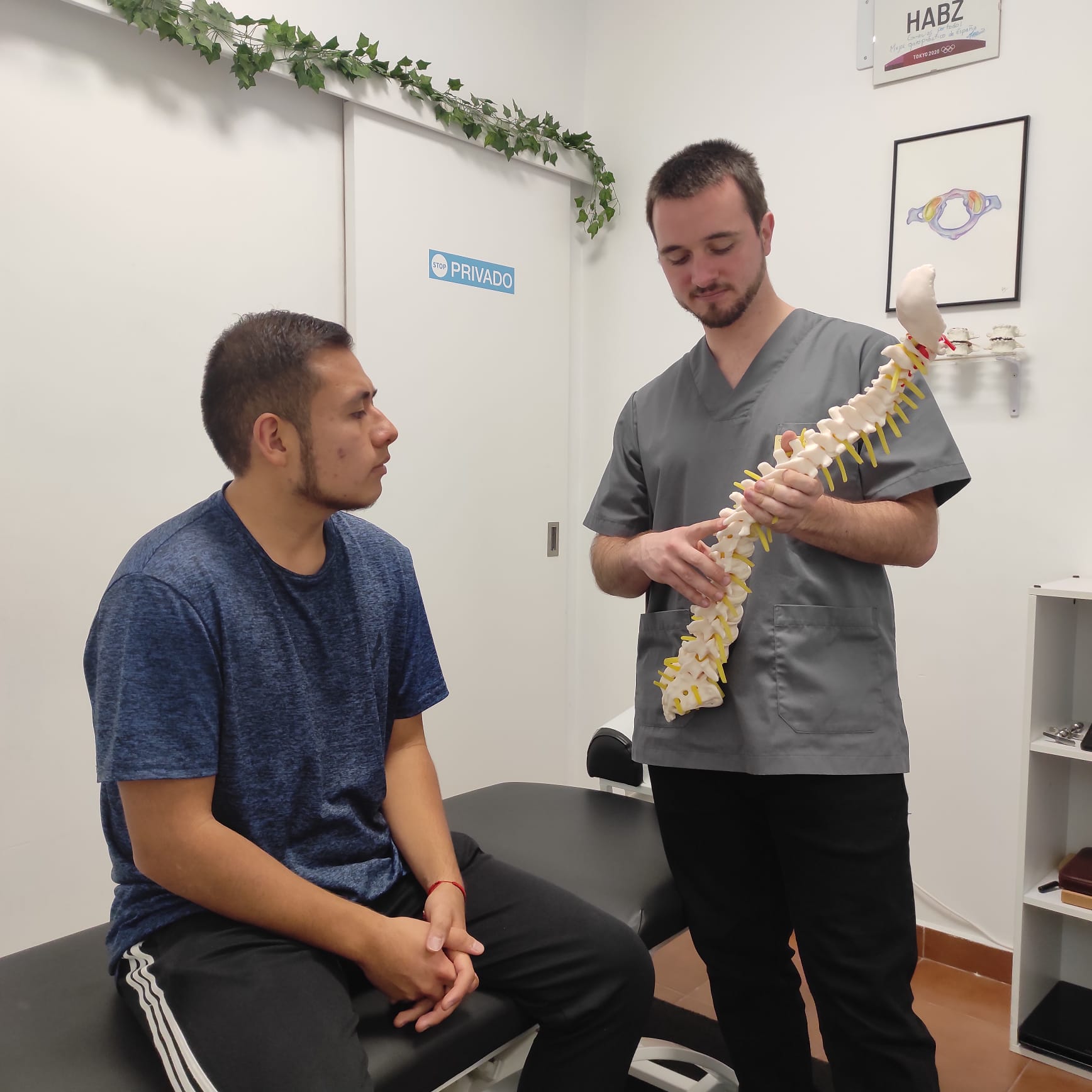 Philippe, quiropractico, mostando una columna vertebral a un asistente