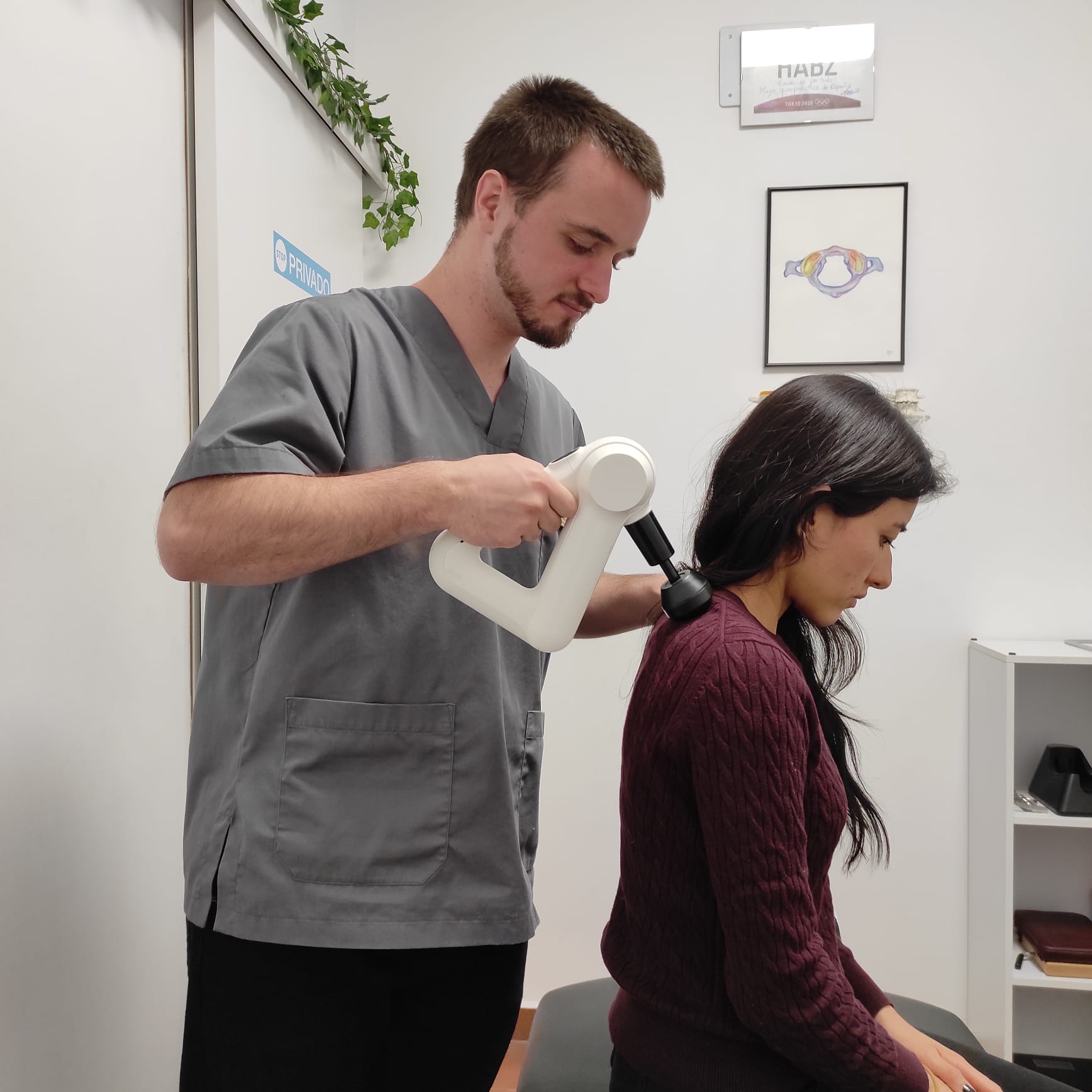 Philippe, quiropractico, descontracturando los trapecios de una asistente